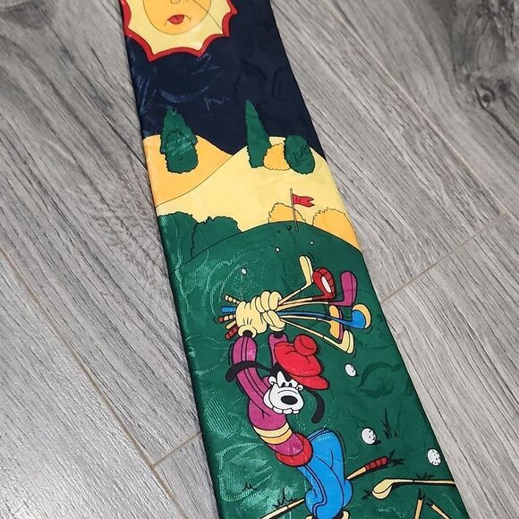 Beautiful DISNEY Goofy Golfing Fun Nostalgia Tie - Picture 4 of 7